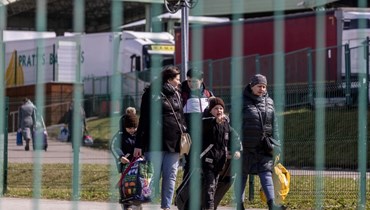 لاجئون من أوكرانيا لدى عبورهم الحدود الأوكرانية البولندية عند المعبر الحدودي في ميديكا جنوب شرق بولندا (8 نيسان 2022، أ ف ب). 