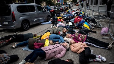 متظاهرون تمددوا على الأرض أمام مقر السفارة الروسية في براتيسلافا بسلوفاكيا احتجاجًا على الحرب الروسية في أوكرانيا (8 نيسان 2022، أ ف ب). 