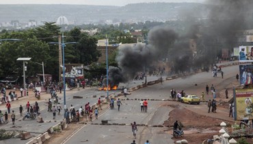 صورة أرشيفية- متظاهرون مناهضون للحكومة يحرقون الإطارات ويقفلون الطرق بالمتاريس في العاصمة باماكو (10 تموز 2020، أ ب). 