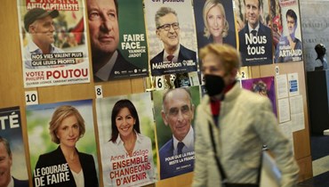 صور إعلانية لمرشحين للانتخابات الرئاسية في فرنسا (أ ف ب).