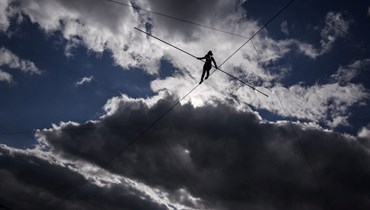 الفنانة الفرنسية تاتيانا موسيو بونغونغا تقدم عرضًا على الحبل على ارتفاع 20 مترًا خلال عرض بعنوان "الخطوط المفتوحة" في فيفي  غرب سويسرا (9 نيسان 2022، أ ف ب). 