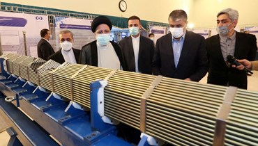 رئيسي (الثاني الى اليسار) برفقة رئيس منظمة الطاقة الذرية الإيرانية محمد إسلامي (الثاني الى اليمين) خلال حضوره حدثًا في"يوم التكنولوجيا النووية" في العاصمة طهران (9 نيسان 2022، أ ف ب). 