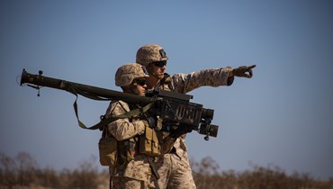 عنصران من مشاة البحرية الاميركية خلال تدريب بالقرب من يوما بأريزونا (5 نيسان 2022- U.S. Marines). 