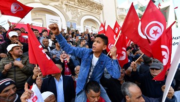 تونسيون يتظاهرون في شوارع تونس العاصمة احتجاجا على رئيسهم (10 نيسان 2022، أ ف ب). 