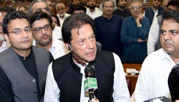  صورة ارشيفية- خان مخاطبا المشرعين بعدما انتخبته الجمعية الوطنية في إسلام أباد (17 آب 2018، أ ف ب). 