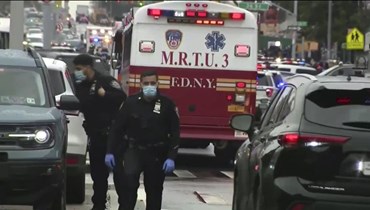 شرطيون انتشروا في مكان إطلاق النار في حي بروكلين بنيويورك (12 نيسان 2022، أ ب). 