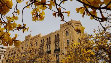 مشهد من وسط بيروت لمبنى البلدية (أ ف ب).