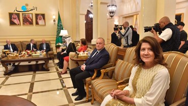السفيرة الأميركيّة تطلّ بعباءة شرقيّة خلال الإفطار الذي أقامه السفير السعودي (صور)