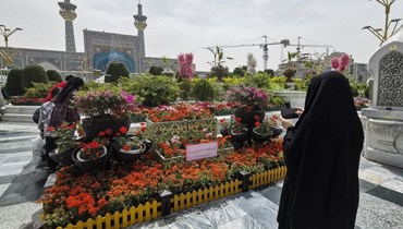 إيرانية تقف في باحة مقام الإمام الرضا في مدينة مشهد (أ ف ب).