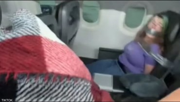 مسافرة مقيدة على متن طائرة تابعة لشركة "أميركان إيرلاينز"