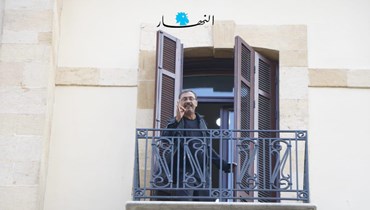 رجل يقف على إحدى الشرفات في بيروت (تعبيرية- مارك فيّاض).