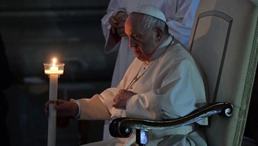 البابا فرنسيس في قداس عشية عيد القيامة (أ ف ب).