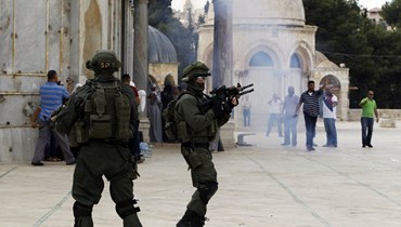 جنود الاحتلال يعتدون على المصلين داخل الأقصى