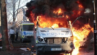 إضرام النيران بسيارة للشرطة في السويد.