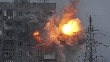 مبنى في ماريوبول يتعرض لقصف من دبابة روسية، آذار 2022 - "أ ب"