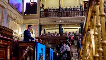 سانشيز متكلما بينما ظهر زيلينسكي على الشاشة لمخاطبة مجلس النواب الاسباني في مدريد، عبر الفيديو (5 نيسان 2022، أ ف ب). 