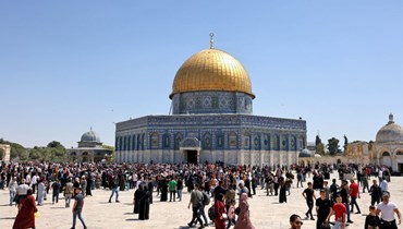 مسلمون فلسطينيون تجمعوا في مجمع المسجد الأقصى بالقدس بعد صلاة الجمعة خلال شهر رمضان المبارك (15 نيسان 2022، أ ف ب). 