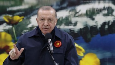 إردوغان ملقيا خطابًا خلال حضوره إفطارا مع جنود أتراك في قيادة فرقة المشاة الثالثة في منطقة يوكسكوفا في هكاري (13 نيسان 2022، أ ف ب).