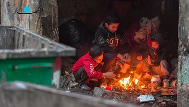 أطفال يشعلون النفايات للتدفئة (تعبيرية - نبيل إسماعيل).