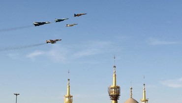 مقاتلات ايرانية تحلق فوق طهران خلال عرض عسكري بمناسبة اليوم السنوي للجيش الايراني (18 نيسان 2022، أ ف ب). 
