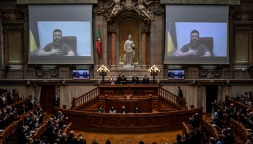 زيلينسكي يظهر على الشاشة خلال مخاطبته البرلمان البرتغالي في لشبونة (21 نيسان 2022، ا ف ب). 