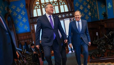 لافروف (إلى اليمين) خلال لقائه نظيره الكازاخستاني مختار تلوبيردي في موسكو (22 نيسان 2022، أ ف ب). 