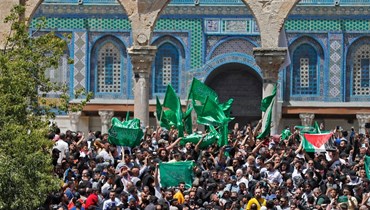 فلسطينيون تجمعوا داخل مجمع المسجد الأقصى بالقدس بعد صلاة الجمعة الثالثة من شهر رمضان المبارك (22 نيسان 2022، ا ف ب). 