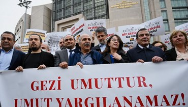 متظاهرون تجمعوا خارج محكمة اسطنبول دعما لكافالا (22 نيسان 2022، ا ف ب). 