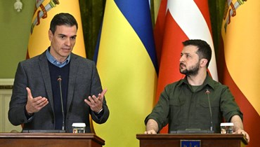 سانشيز (إلى اليسار) وزيلينسكي خلال مؤتمر صحافي مشترك في كييف (21 نيسان 2022، أ ف ب). 