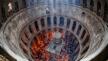 فيض النور المقدس من كنيسة القيامة في القدس المحتلة.