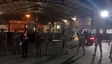عناصر من الجيش اللبناني في ميناء طرابلس ليل أمس.