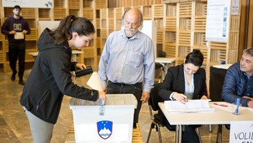 امرأة تدلي بصوتها في مركز اقتراع في ليوبليانا (24 نيسان 2022، أ ف ب). 