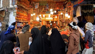 يمنيون يتسوقون في سوق بصنعاء خلال شهر رمضان المبارك (22 نيسان 2022، ا ف ب). 