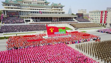 اشخاص يحتفلون بيوم الشمس، الذكرى الـ110 لميلاد الزعيم الكوري الشمالي الراحل كيم إيل سونغ، في بيونغ يانغ (15 نيسان 2022، أ ف ب).