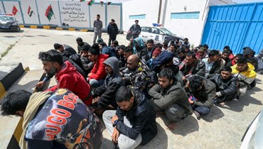 صورة تعبيرية- مهاجرون تم اعتراض قاربهم لدى وصولهم الى مركز استقبال بالقرب من العاصمة الليبية طرابلس (24 نيسان 2022، أ ف ب). 