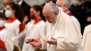 البابا فرنسيس مشاركا في صلاة احتفالية في كاتدرائية القديس بطرس بالفاتيكان في عيد الرحمة الإلهية (24 نيسان 2022، أ ف ب). 