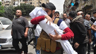 مشهد من تشييع طفلة ووالدتها من ضحايا "زورق الموت" في التبانة (حسام شبارو).