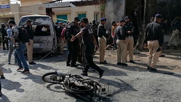 شرطيون انتشروا في موقع الانفجار قرب معهد صيني في الجامعة الباكستانيّة في كراتشي (26 نيسان 2022، ا ف ب). 