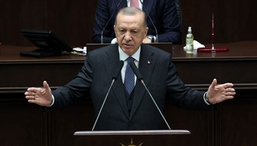إردوغان متكلما خلال اجتماع نيابي في الجمعية الوطنية في أنقرة (20 نيسان 2022، أ ف ب). 