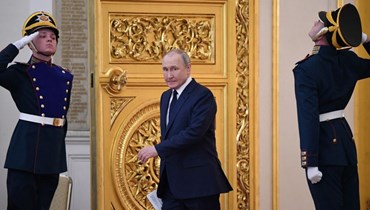 بوتين لدى دخوله قاعة في الكرملين في موسكو للقاء رياضيين حائزين ميداليات في دورة الألعاب الأولمبية الشتوية في بيجينغ 2022 (26 نيسان 2022، أ ف ب). 