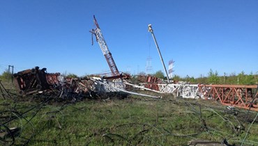 هوائيات راديو "ماياك" وقعت على الأرض في أعقاب تفجيرات في ماياك بمنطقة غريغوريوبولسكي في ترانسنيستريا الانفصالية في مولدافيا (26 نيسان 2022، أ ف ب).