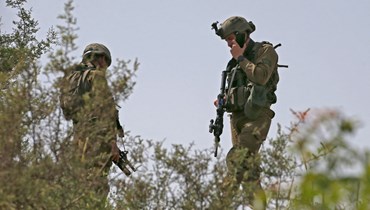 جنود إسرائيليون تمركزوا بالقرب من بلدة المطلة شمال إسرائيل على طول الحدود مع لبنان (25 نيسان 2022، أ ف ب).