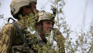 يتمركز جنود إسرائيليون بالقرب من بلدة المطلة (أ ف ب). 