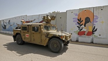  سيارة جيب عسكرية إسرائيلية تجوب السياج الحدودي مع لبنان (أ ف ب). 