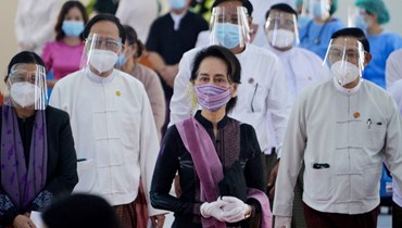 صورة أرشيفية- أونغ سان سو تشي (في الوسط) خلال تلقي عاملين صحيين لقاح كورونا في مستشفى في نايبيداو (27 ك2 2021، أ ف ب).