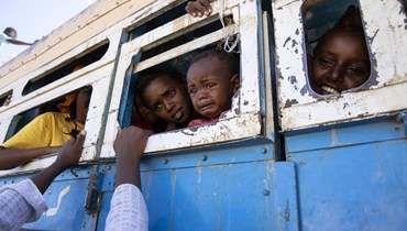 صورة أرشيفية- لاجئون فروا من الصراع في منطقة تيغراي الإثيوبية يستقلون حافلة متوجهة إلى ملجأ موقت بالقرب من الحدود السودانية الإثيوبية، في الحمداييت شرق السودان (1 ك1 2020، أ ب). 