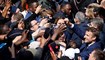 ماكرون وسط حشود في ساحة سوق سان كريستوف في سيرجي بضاحية باريس (27 نيسان 2022، أ ف ب). 