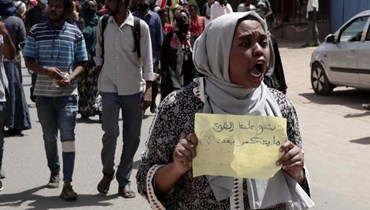 متظاهرون سودانيون يحتجون على الانقلاب العسكري في الخرطوم (30 آذار 2022، أ ب). 