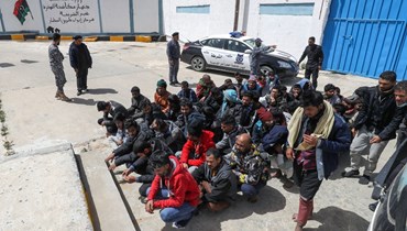 مهاجرون تم اعتراض قاربهم قبالة السواحل الليبية، ينتظرون في مركز استقبال بالقرب من طرابلس (24 نيسان 2022، أ ف ب).