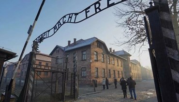 المدخل الرئيسي لمعسكر الاعتقال النازي أوشفيتز في بولندا (أ ف ب).